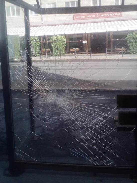 В Петрозаводске ищут вандалов, которые разбили стеклянные остановочные павильоны