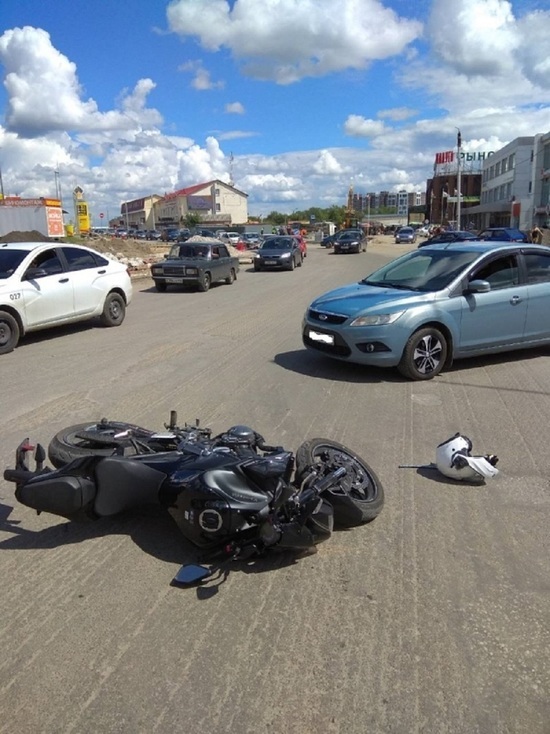 Иномарка сбила мотоциклиста в Калуге