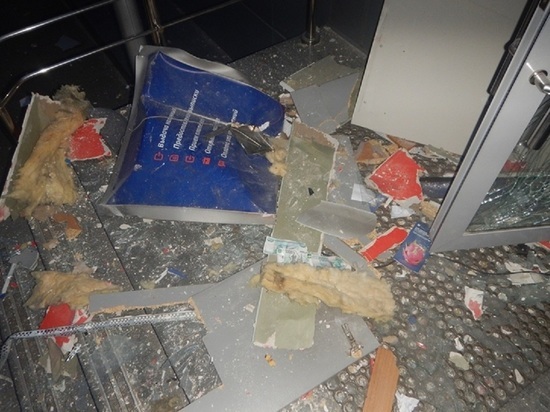 В Бийске неизвестные раскурочили банкомат и похитили деньги