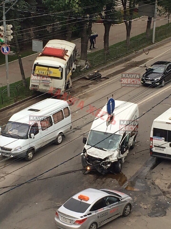 Оба водителя попали в больницу после столкновения автобуса и катафалка в Калуге