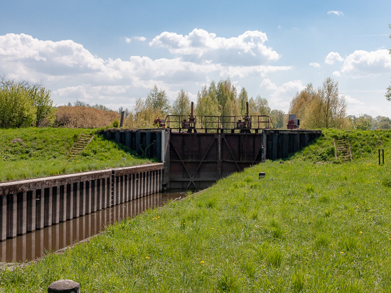 Рассказывая о живописных местах, расположенных рядом со Знаменском Гвардейского района, нельзя «упустить из виду» интересное гидротехническое сооружение на реке Преголе.