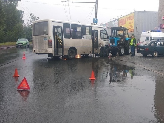 В Петрозаводске автобус с пассажирами столкнулся с трактором