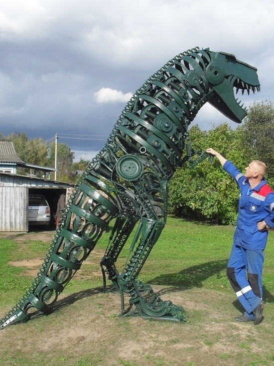 В Псковской области сварщик-любитель создаёт динозавров из автохлама