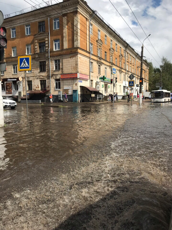 Проспект Победы в Твери вновь ушел под воду