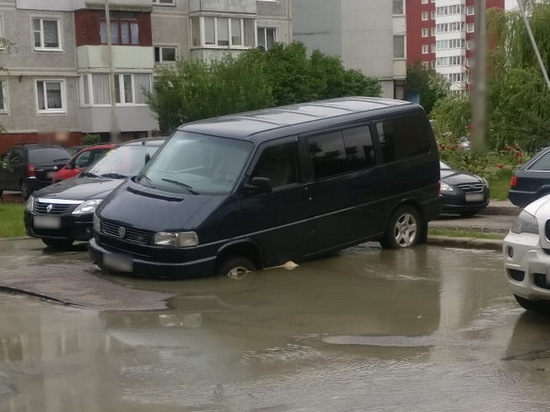 В Калининграде под микроавтобусом провалился асфальт