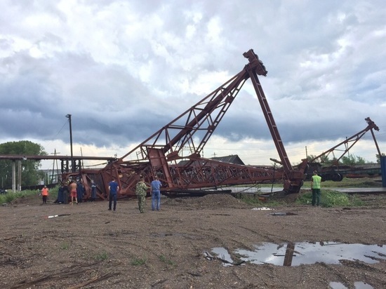Ураганный ветер в Лесосибирске повалил деревья и строительный кран