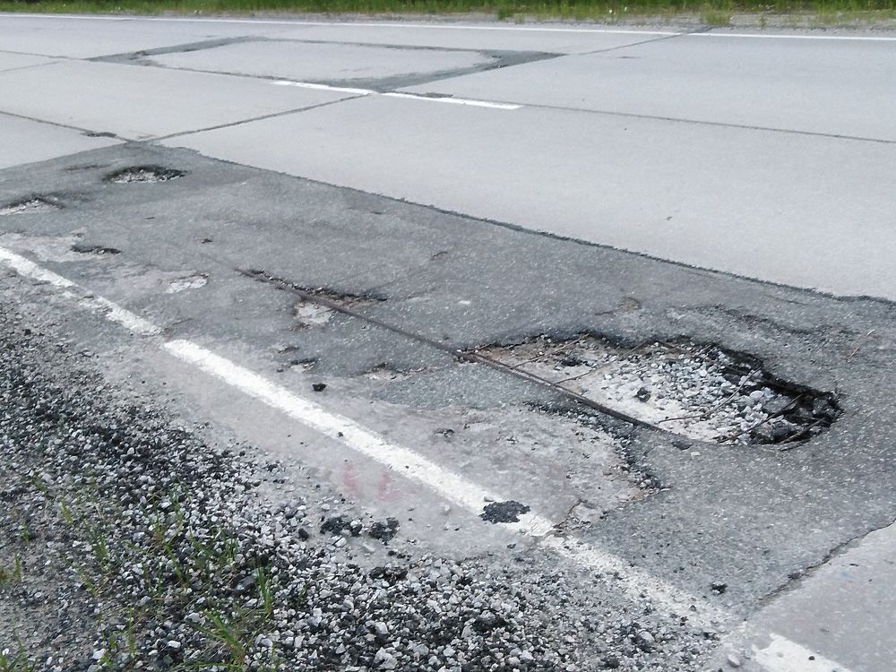 Горе-ремонтники на Ямале: как выглядит неудачный ремонт дорог