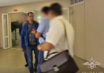 10 июля в аэропорту Уфы задержали мужа кассирши Луизы Хайруллиной, которую подозревают в краже 23 миллиона рублей из «Россельхозбанка»