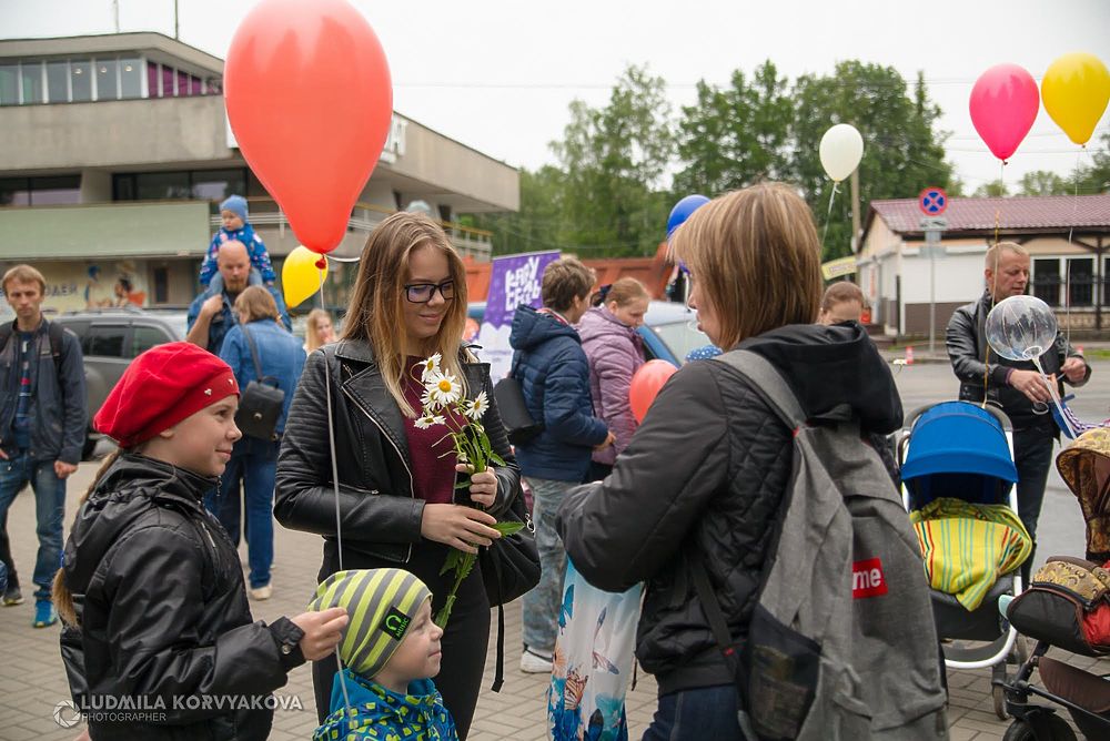 Под дождь, но вместе: семьи Петрозаводска вышли с детьми на парад