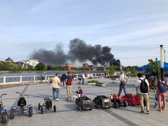 В небе над Калининградом поднялся черный столб дыма: горит ликёроводочный завод