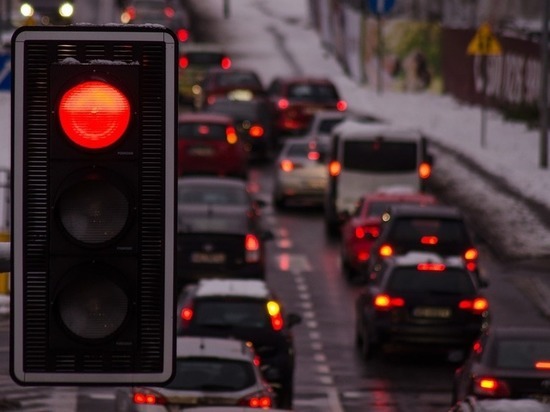 Нерабочий светофор и ДТП стали причиной пробки по дороге из Лесной Поляны