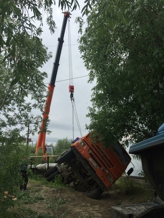Грузовик коммунальщиков перевернулся в поселке Уренгой
