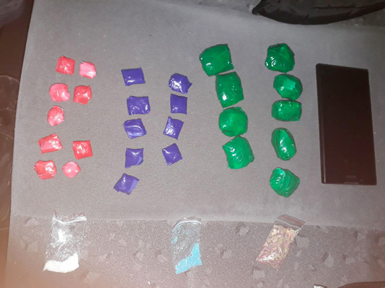 Кемеровчанин торговал наркотиками в разноцветных пакетиках