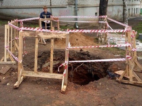 Кировчанин провалился в 4-метровую яму на Красина