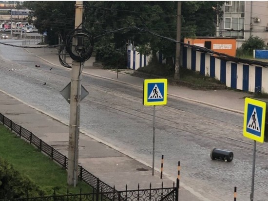 В Калининграде на площади Калинина вандалы оторвали мусорную урну