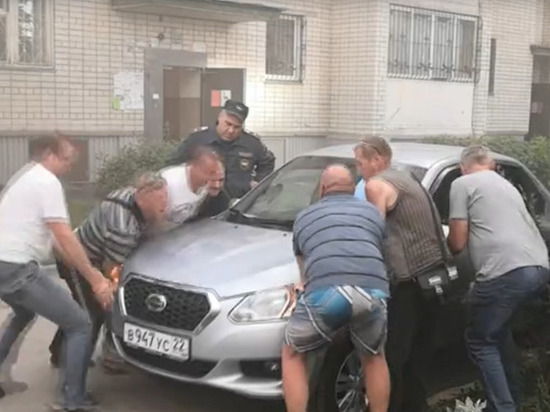 Жильцы горевшего в Барнауле дома на руках оттаскивали припаркованные во дворе машины
