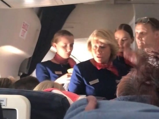 Стюардесса Надежда и врачи 20 минут приводили в чувство пассажирку