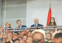 На торжественный концерт-открытие «Славянского базара» президент Беларуси Александр Лукашенко пожаловал по традиции с сыном Колей
