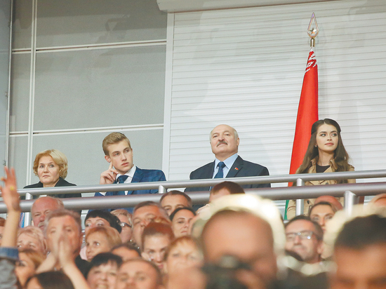Сын президента Белоруссии пришел на открытие "Славянского базара" вместе с отцом
