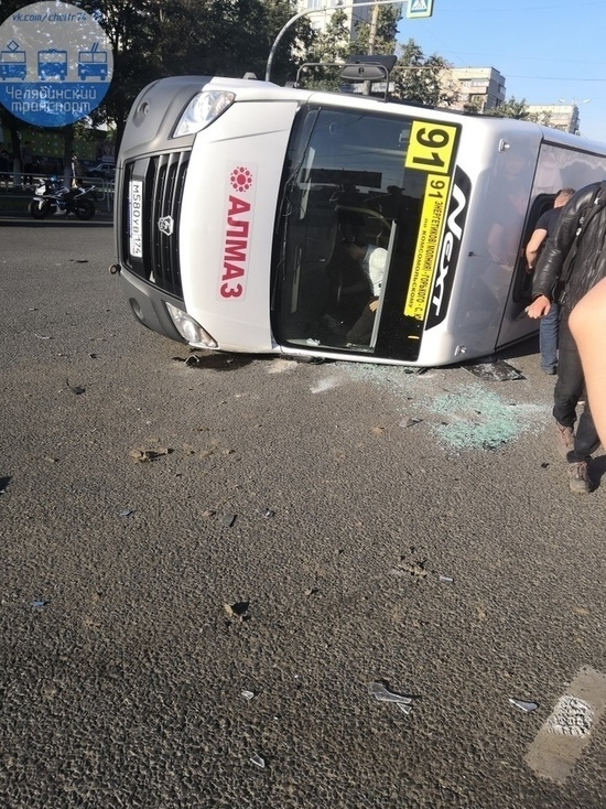 В Челябинске опрокинулась маршрутка, пострадали семь человек
