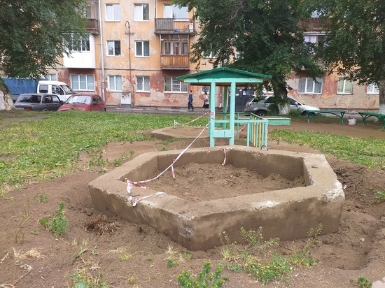 В Кемерове ликвидировали опасные бетонные песочницы (видео)