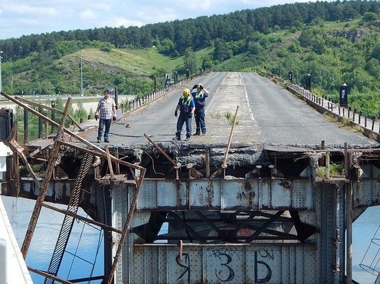 Кемеровские спасатели демонтируют металлические конструкции старого Кузнецкого моста