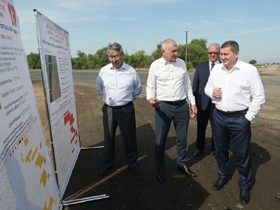 Андрей Бочаров проинспектировал ремонт трассы в Быковском районе