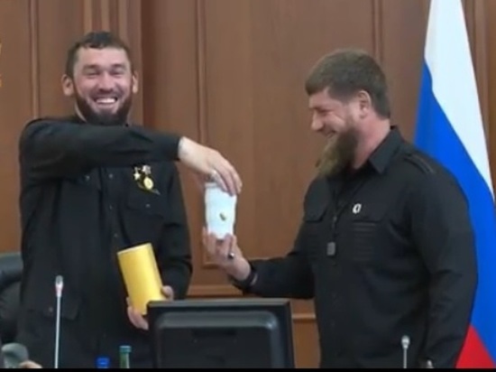 Рамзану Кадырову подарили термостакан «как у Путина»