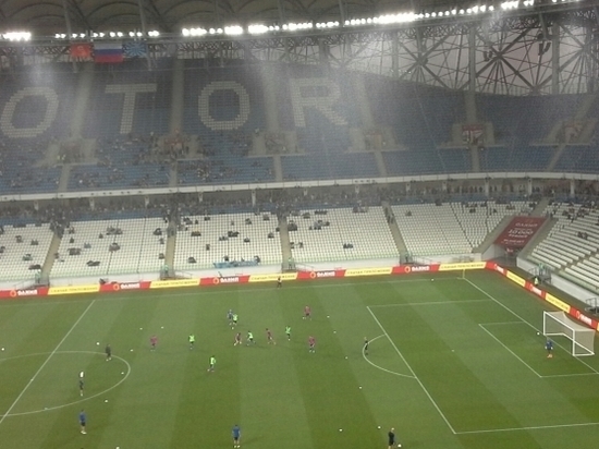Футболисты в Волгограде бегают по травке в мокрых футболочках