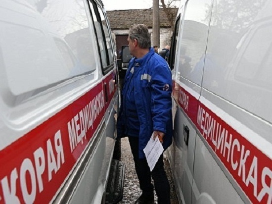 В Крыму лихач на «мазде» на полной скорости въехал в витрину магазина