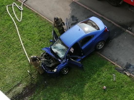 Автомобиль врезался в многоэтажку в Кемерове