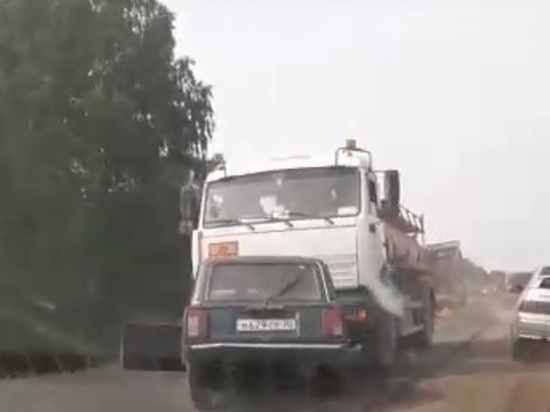 Ретро-автомобиль угодил под бензовоз в Кузбассе