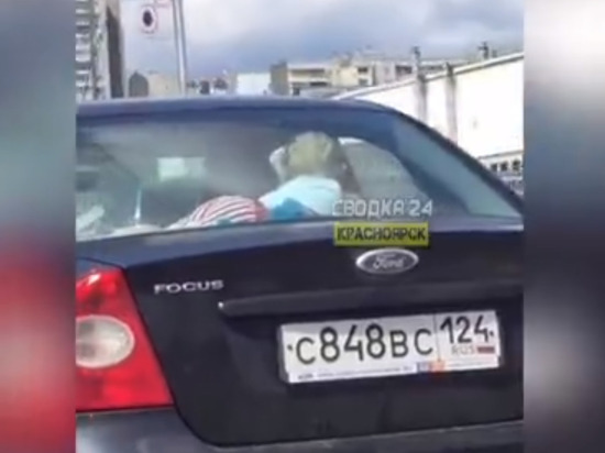 В Красноярске родители перевозили ребенка под стеклом заднего вида