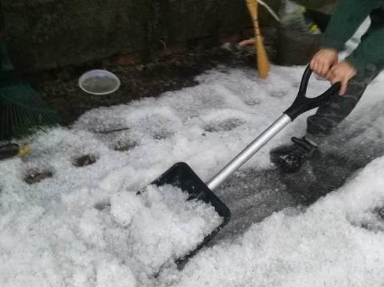 Град в селе Тульской области убирали снеговыми лопатами