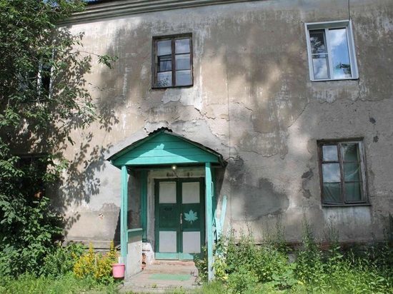 В Кирове пенсионеры не могут покинуть разваливающийся дом