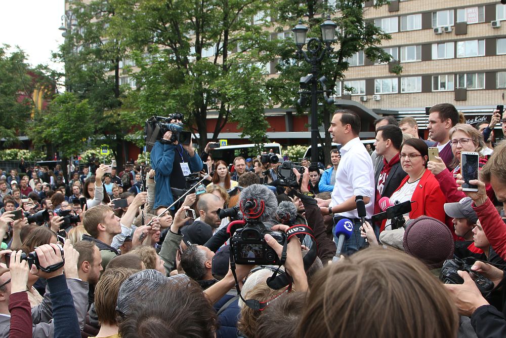 Соболь, Гудков и другие кандидаты вышли на митинг к мэрии