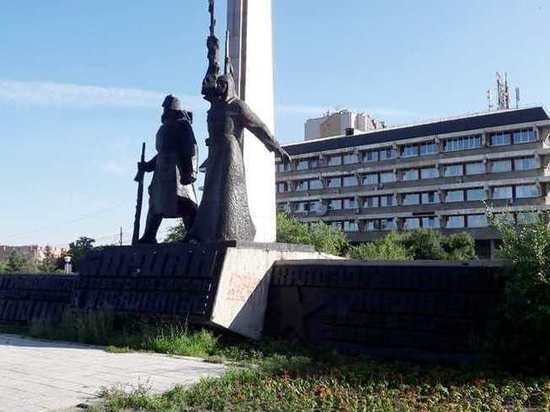 Власти Читы занялись уборкой надписей с памятника борцам Революции