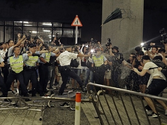 37 протестующих были арестованы в Гонконге при столкновениях с полицией