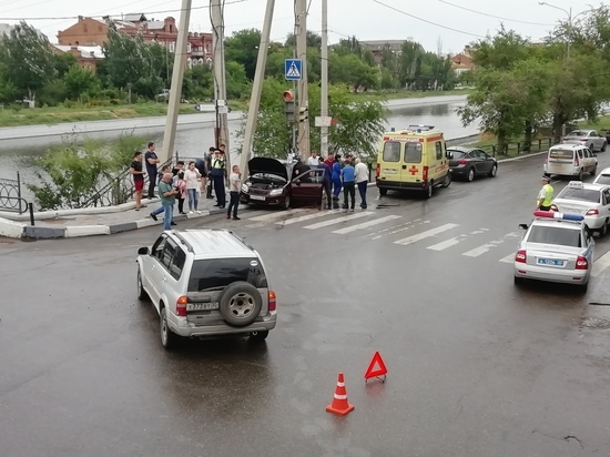 В центре Астрахани автомобиль влетел в женщину с ребенком