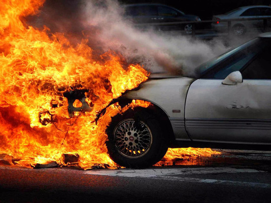 В Калининграде на улице Киевской ночью горел автомобиль