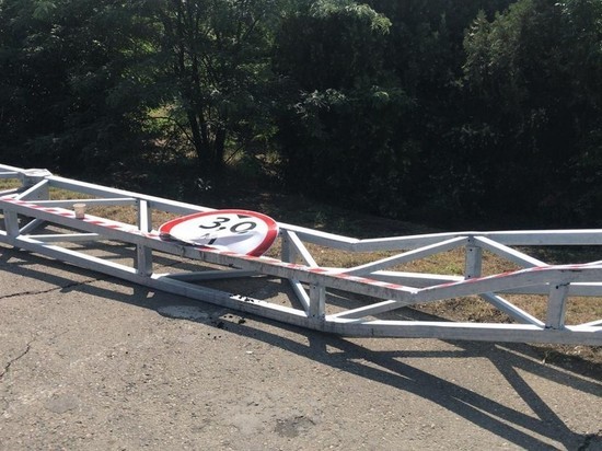 Ограничительные барьеры при въезде на Яблоновский мост протаранили уже через сутки