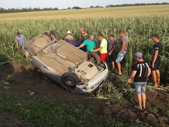 Спасателям на Кубани пришлось доставать из перевернувшейся машину пожилую пару