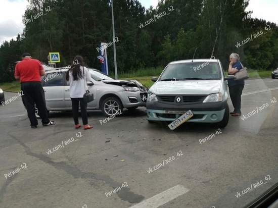 На выезде из кемеровского кардиоцентра столкнулись две иномарки