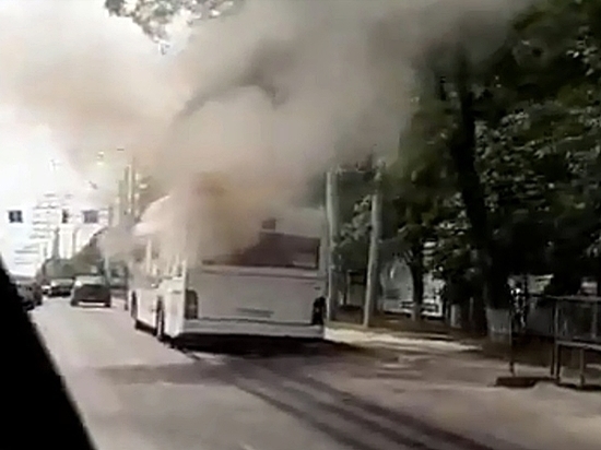 В Ростове-на-Дону во время движения загорелся автобус с пассажирами