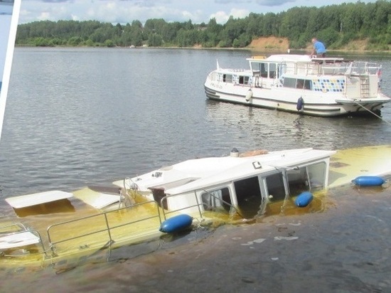 Яхта из Тверской области протаранила на Волге четырехпалубный теплоход