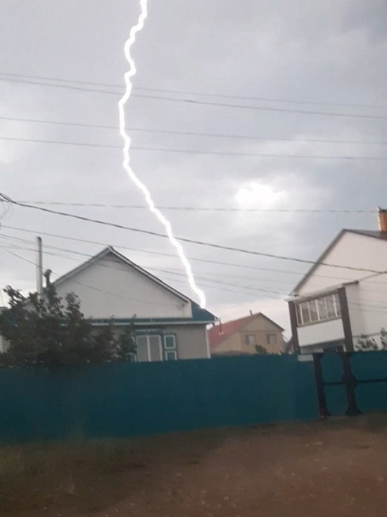 «Завораживающее зрелище»: В Улан-Удэ молния ударила в линию электропередач