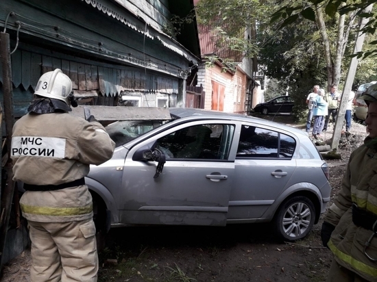 Машина пробила стену дома в Подзавалье Калуги