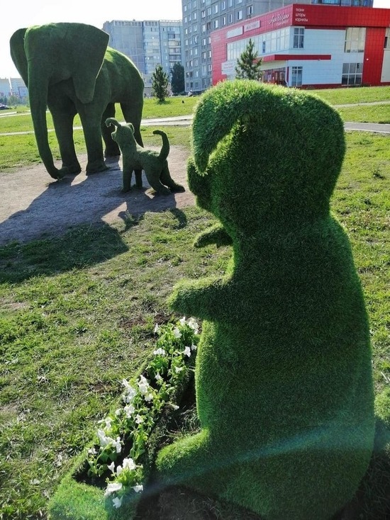 Новый арт-объект из газона появился в Новокузнецке