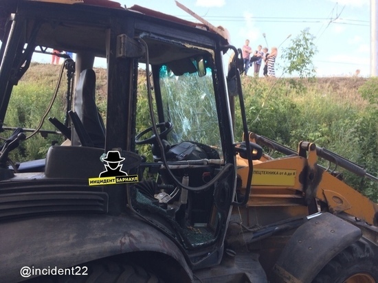 Погрузчик-экскаватор рухнул с моста на Новом Рынке в Барнауле
