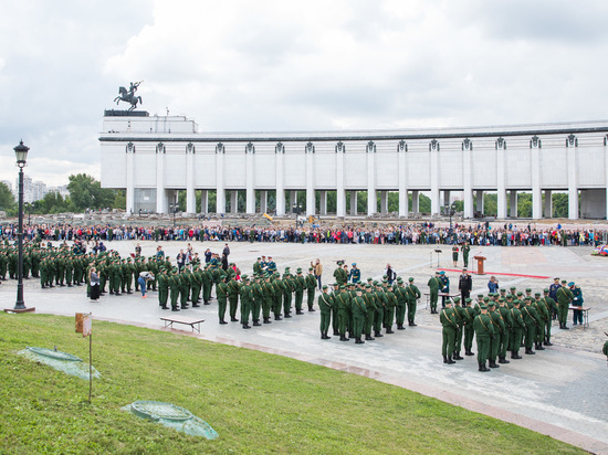  Тверские новобранцы приняли присягу на Поклонной горе в Москве